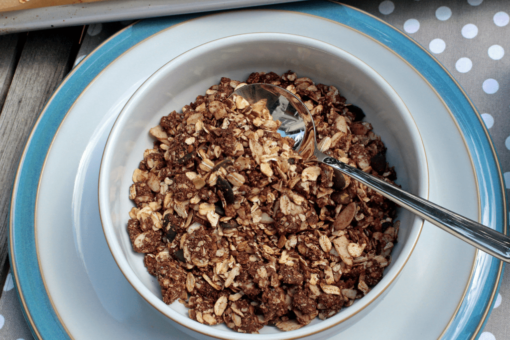 Schüssel mit Schokoladenmüsli