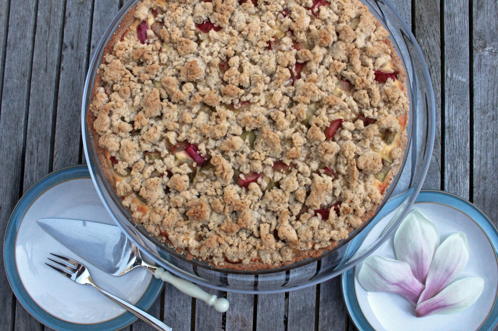 Rhabarberkuchen mit Tellern