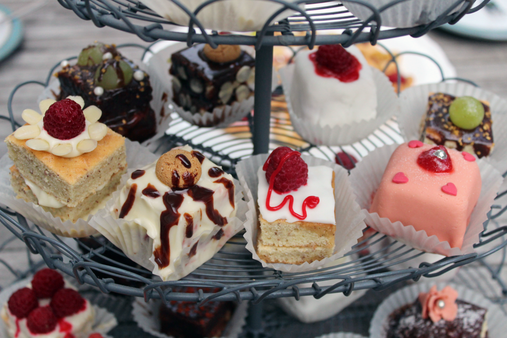 Etagere mit Petits Fours nah