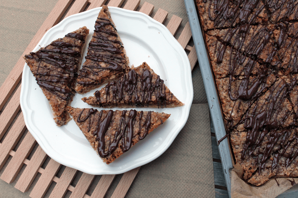 Nussecken auf dem Teller und Blech