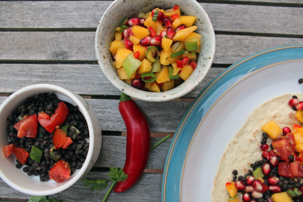 Schüssel mit Salsa und Linsen, Teller