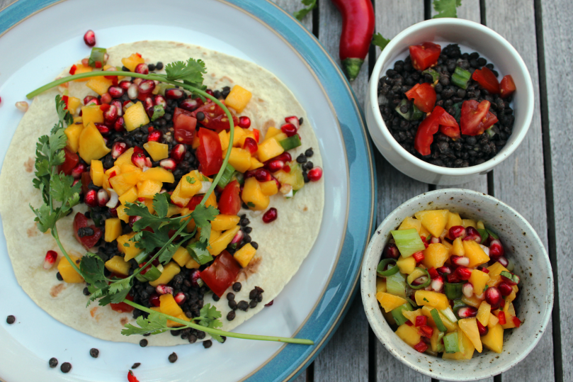 Tortilla gefüllt, Salsa und Linsen