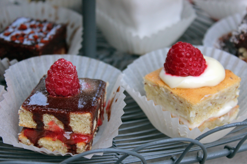 zwei Petits Fours nebeneinander